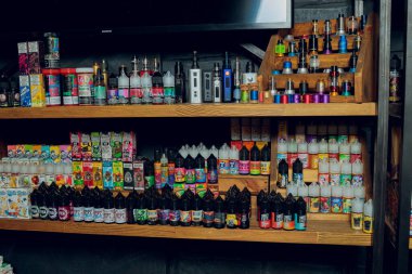 Ufa, Rusya, 5 Temmuz 2020: E-Sıvı e-Meyve Suyu Elektronik sigara Buharı Cihazı için Yüksek Buhar Cihazı, vape Bar 'daki duman buharında şişe.