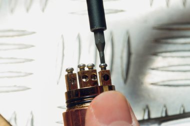 Uzman, bahardaki dumanın yerini aldı. Profesyonel olarak dükkanda elektronik sigaranın korunması. Bozuk buhar cihazını tamir et ve nikotin sigarasını bırak..