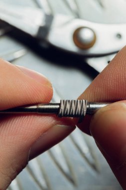 Uzman, bahardaki dumanın yerini aldı. Profesyonel olarak dükkanda elektronik sigaranın korunması. Bozuk buhar cihazını tamir et ve nikotin sigarasını bırak..