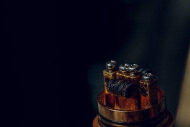 Uzman, bahardaki dumanın yerini aldı. Profesyonel olarak dükkanda elektronik sigaranın korunması. Bozuk buhar cihazını tamir et ve nikotin sigarasını bırak..