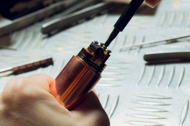 Uzman, bahardaki dumanın yerini aldı. Profesyonel olarak dükkanda elektronik sigaranın korunması. Bozuk buhar cihazını tamir et ve nikotin sigarasını bırak..