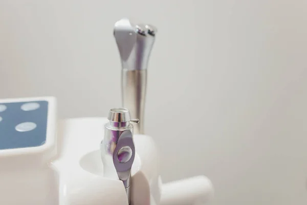 Metallische Zahnarztwerkzeuge aus nächster Nähe auf einem Zahnarztstuhl in der Zahnarztklinik. — Stockfoto