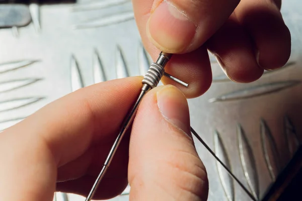 Spezialist ersetzt Feder für das Rauchen von Dampf.Professionelle Aufrechterhaltung der elektronischen Zigarette im Laden.Reparieren defekte Dampfgerät und das Rauchen von Nikotinzigaretten beenden. — Stockfoto