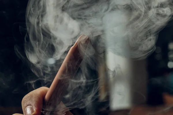 L'uomo fuma nuovo Vape Pod System, inala ed espira vapore di sigaretta elettronica, vaporizzando concetto. — Foto Stock