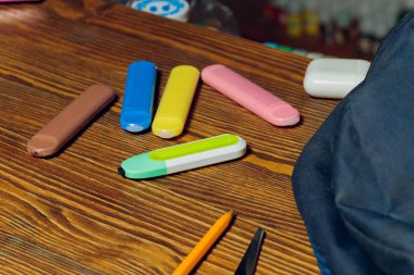 POD e-sigara ya da nikotin buharı okul çantasına yapışmış..