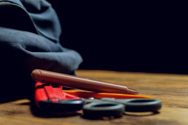 POD e-sigara ya da nikotin buharı okul çantasına yapışmış..