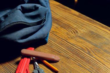 POD e-sigara ya da nikotin buharı okul çantasına yapışmış..