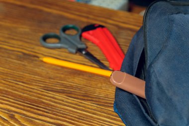 POD e-sigara ya da nikotin buharı okul çantasına yapışmış..