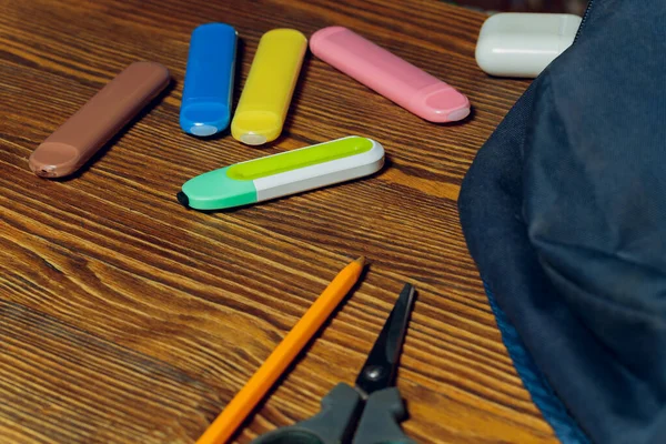 POD e-sigara ya da nikotin buharı okul çantasına yapışmış..