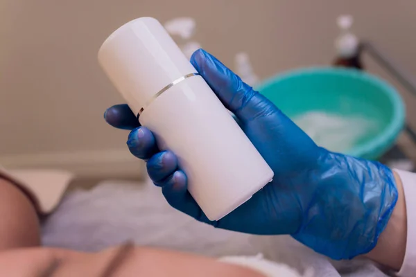 Vista dall'alto di bella giovane donna ottenere trattamento della pelle del viso. Cosmetico sta intraprendendo la procedura applicando crema. — Foto Stock