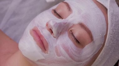 Güzel genç bir kadının cilt bakımı gördüğü en güzel manzara. Kozmetikçi krem sürme işlemini üstleniyor..