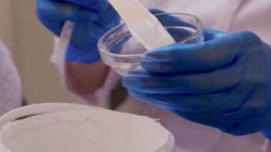 Güzel genç bir kadının cilt bakımı gördüğü en güzel manzara. Kozmetikçi krem sürme işlemini üstleniyor..