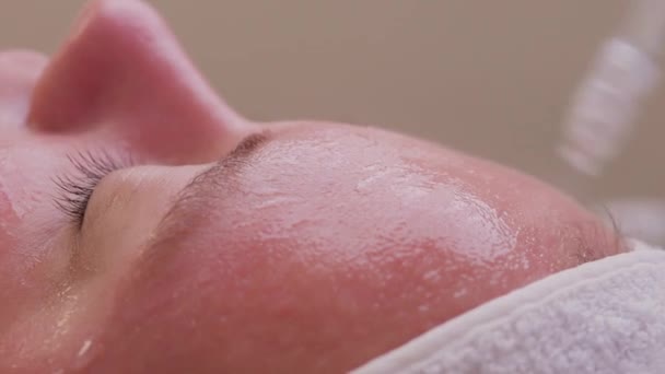 Cura della pelle. Bella donna sana ottenere la sua pelle analizzata dal cosmetologo, utilizzando Skin Analyzer attrezzature di bellezza professionale per l'analisi della pelle del viso al centro di cosmetologia. — Video Stock