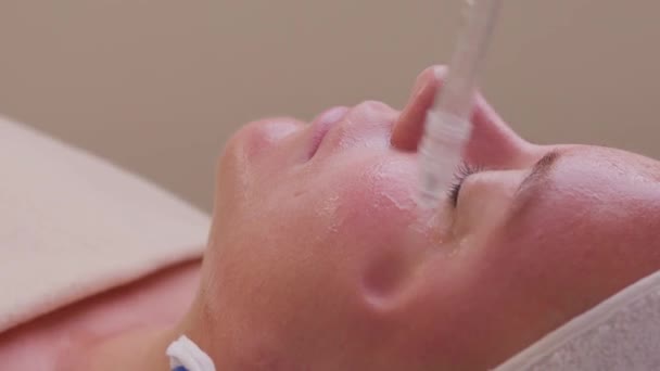 Hautpflege. Schöne gesunde Frau, die ihre Haut vom Kosmetologen analysieren lässt, mit Hilfe von Hautanalysegeräten für die Gesichtshaut-Analyse im Kosmetologie-Zentrum. — Stockvideo