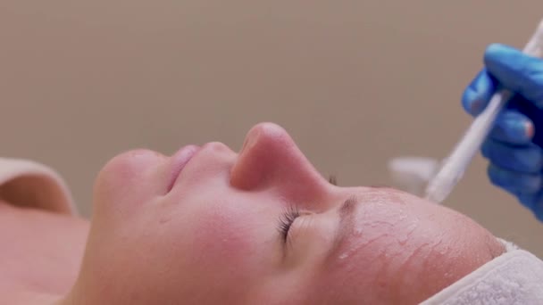 スキンケア。美容センターで皮膚分析のためのスキンアナライザの専門的な美容機器を使用して、美容師によって彼女の肌を分析取得美しい健康的な女性. — ストック動画