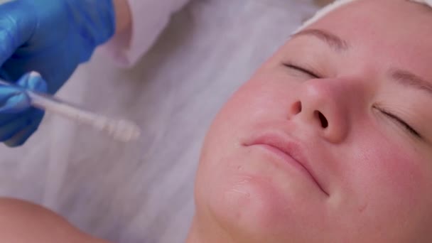 Cura della pelle. Bella donna sana ottenere la sua pelle analizzata dal cosmetologo, utilizzando Skin Analyzer attrezzature di bellezza professionale per l'analisi della pelle del viso al centro di cosmetologia. — Video Stock