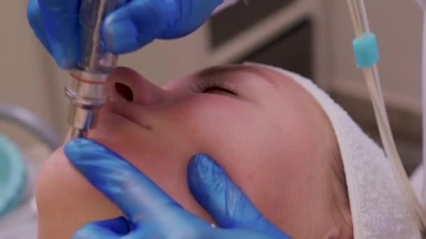Kvinna rengöring näsa porer hud med hjälp av vakuum blackhead remover, kosmetisk procedur. — Stockvideo