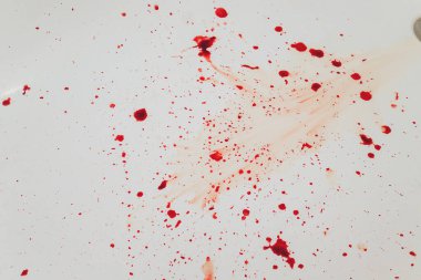 Banyo lavabosundan kan boşalıyor. Su havzasında kanlı lekeler var..