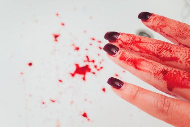 Yaralı el, yakın plan kan içinde..