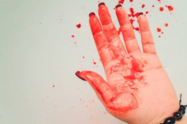 Yaralı el, yakın plan kan içinde..