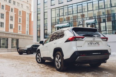 Ufa, Rusya, 15 Kasım 2020: Toyota RAV4 'ün kışın Toyota otomobil sokağı prömiyeri.