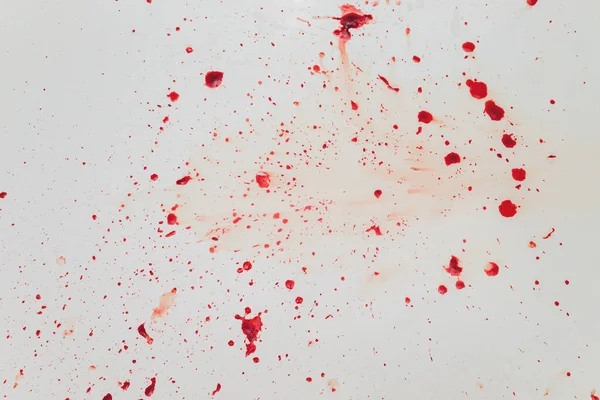 Sangre que drena del lavabo del baño blanco. Manchas sangrientas en el agujero de la cuenca. — Foto de Stock