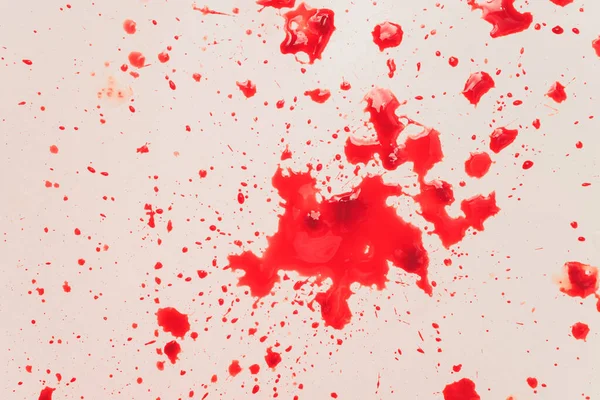 Sangre que drena del lavabo del baño blanco. Manchas sangrientas en el agujero de la cuenca. —  Fotos de Stock