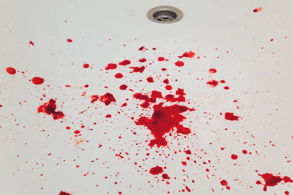 Blodtömning från vitt badkar. Blodiga fläckar i vattenbäckshålet. — Stockfoto