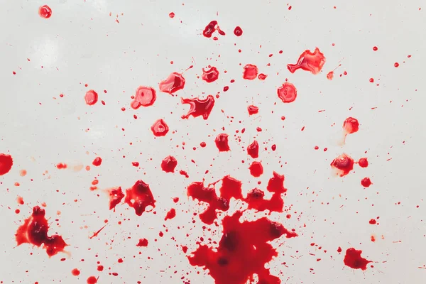 白い浴室の洗面台から血が流れ出す。水槽の穴に血のしみ. — ストック写真