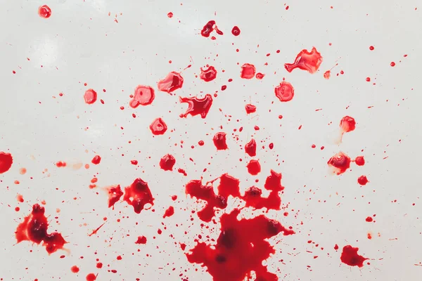 Sangue drenante dal lavandino bianco del bagno. Macchie di sangue nel buco del bacino idrico. — Foto Stock