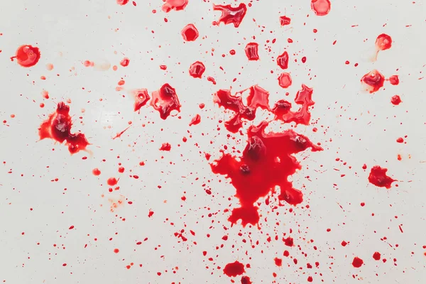 白い浴室の洗面台から血が流れ出す。水槽の穴に血のしみ. — ストック写真