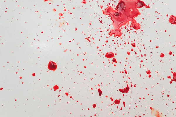 Sangre que drena del lavabo del baño blanco. Manchas sangrientas en el agujero de la cuenca. —  Fotos de Stock
