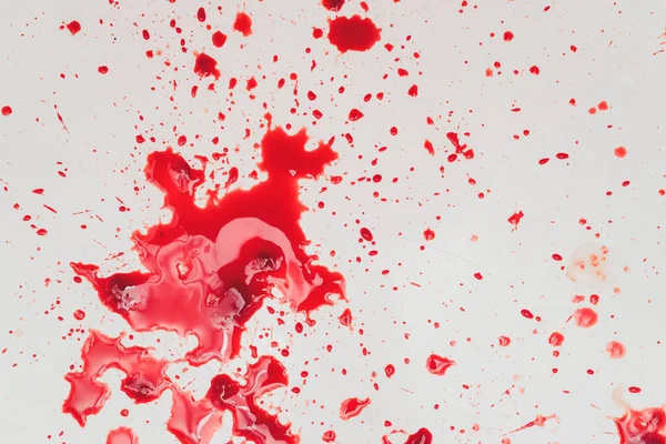 Bloed ontwatert uit een witte badkuip. Bloederige vlekken in het waterbassin. — Stockfoto