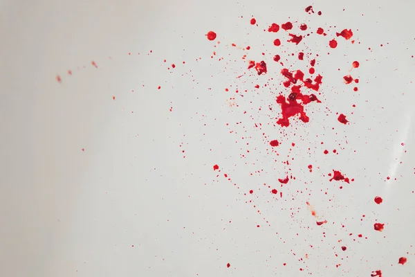 Blut fließt aus dem weißen Badezimmerbecken. Blutige Flecken im Wasserbecken. — Stockfoto