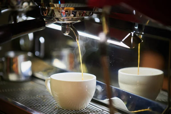 Máquina de café profissional fazendo café expresso em um café. — Fotografia de Stock