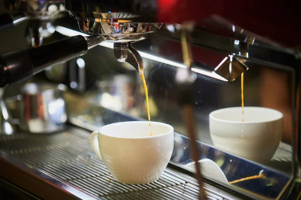 Máquina de café profissional fazendo café expresso em um café. — Fotografia de Stock