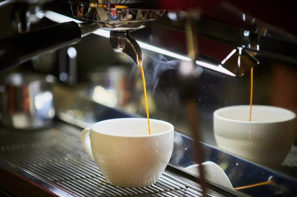 Máquina de café profissional fazendo café expresso em um café. — Fotografia de Stock