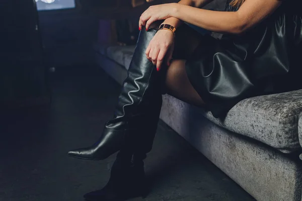 Стиль. мода. взуття. високі жіночі чорні черевики. красиві жіночі ноги . — стокове фото