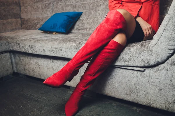 Stílus. divat. cipők. magas női piros csizma. gyönyörű női lábak. — Stock Fotó