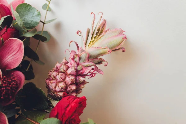 Regalo inusual en forma de ramo de flores y frutas. Vista desde arriba. —  Fotos de Stock