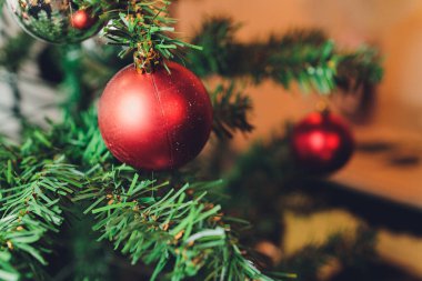 Güzel dekore edilmiş şömine ve kır evindeki Noel ağacı.