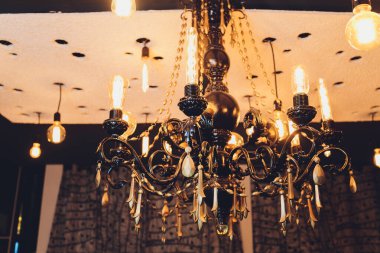 Odadaki tavandan sarkan kristal avize..