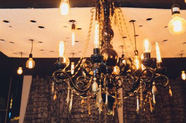 Odadaki tavandan sarkan kristal avize..