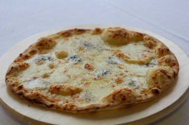 Sosisli pizza, salatalık, biber, peynir, soğan beyaz ahşap arka planda izole edilmiş. Lokantalar, kafeler için sosyal ağ ilanı. Pizzacı için tanıtım.