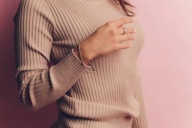 Gümüş mücevherli boho stil kadın ellerine yakın çekim.