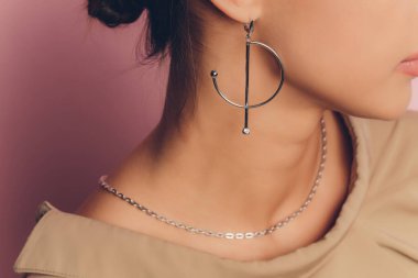 Gümüş mücevherli boho stil kadın ellerine yakın çekim.