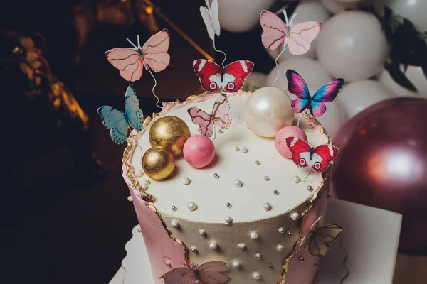 パステルは蝶とおいしいケーキの色。白、黄色、ピンク、青のクリームカスタード。白地だ。選択的焦点.. — ストック写真