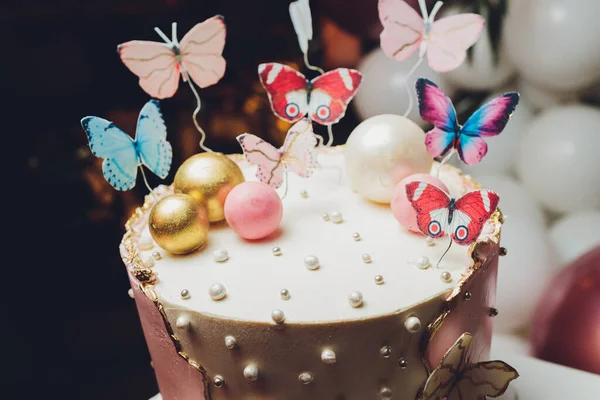 パステルは蝶とおいしいケーキの色。白、黄色、ピンク、青のクリームカスタード。白地だ。選択的焦点.. — ストック写真