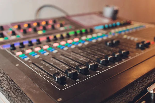 Parte de un mezclador de sonido de audio con botones. — Foto de Stock