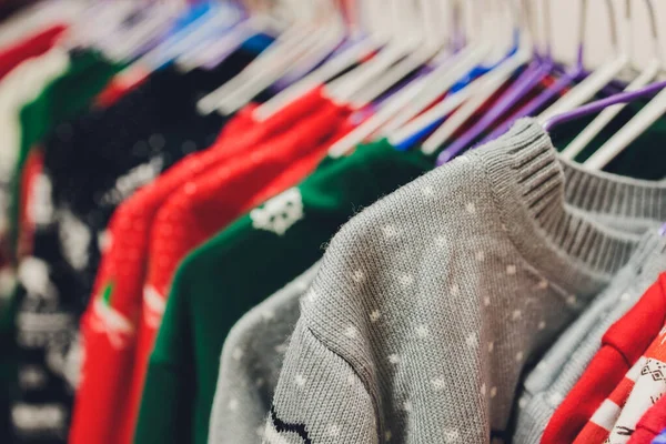 Colorida colección de ropa de mujer colgada en un estante. —  Fotos de Stock